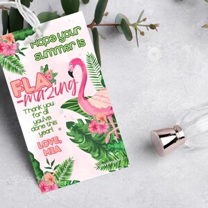 Op de afbeelding: Een wit cadeaulabel met een roze flamingo-illustratie en de tekst "FLA-mazing". Het label bevat tropische bladeren en bloemen, met de woorden "Hope your summer is" en "Thank you for all you've done this year!"