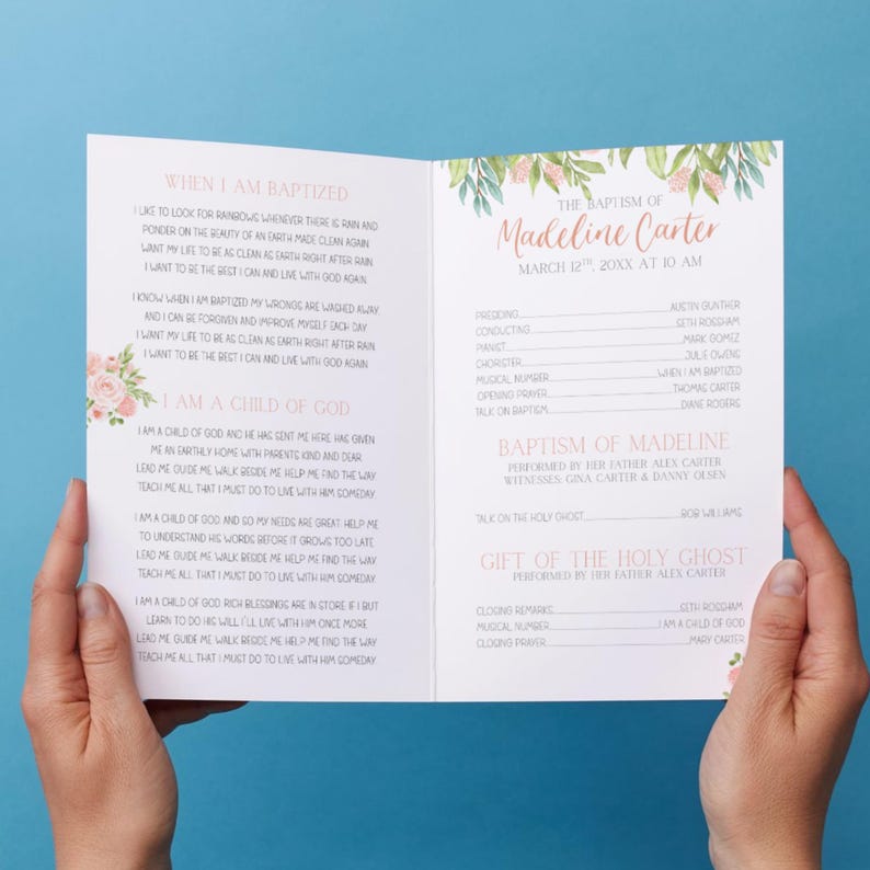 Pu&ograve; includere: Annuncio di battesimo con decorazioni floreali e il nome "Madeline Carter". Il testo include i dettagli della cerimonia di battesimo, come la data, l'ora e i partecipanti. Tenuto in mano su sfondo blu.