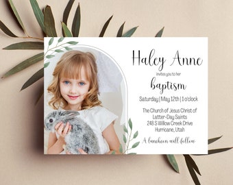 Puede incluir: Una invitación de bautismo con una foto de una niña pequeña sosteniendo un conejo blanco. La invitación está decorada con hojas verdes y tiene el texto "Haley Anne te invita a su bautismo" y los detalles del evento.