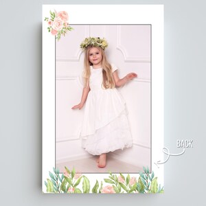 Pu&ograve; includere: Biglietto fotografico in stile ritratto con una bambina in abito bianco e corona floreale. Il biglietto ha un bordo bianco con accenti floreali ad acquerello negli angoli e in basso. La parola "BACK" &egrave; visibile.