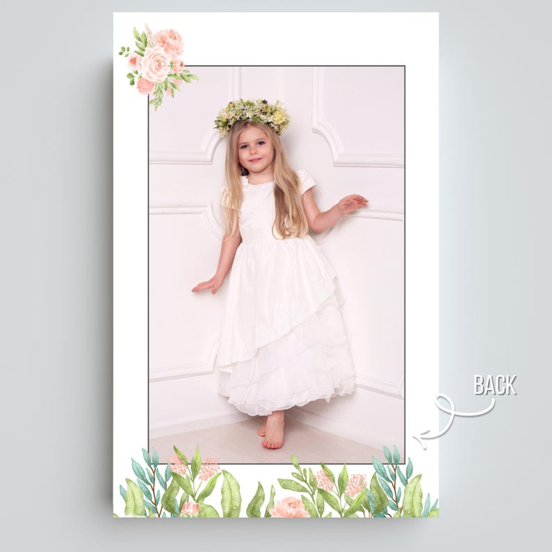 Pu&ograve; includere: Biglietto fotografico in stile ritratto con una bambina in abito bianco e corona floreale. Il biglietto ha un bordo bianco con accenti floreali ad acquerello negli angoli e in basso. La parola "BACK" &egrave; visibile.