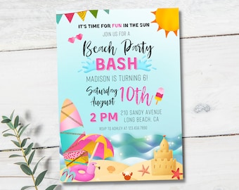 Peut inclure: Une invitation à une fête sur la plage bleue et rose pour le 6ème anniversaire d'une fille. L'invitation représente une scène de plage avec une planche de surf, un parasol de plage, un château de sable et un flotteur rose en forme de flamant rose. Le texte indique "C'est l'heure de s'amuser au soleil. Rejoignez-nous pour une fête sur la plage. Madison a 6 ans ! Samedi 10 14h00 210 Sandy Avenue Long Beach, CA RSVP à Ashley au 123.456.7890"