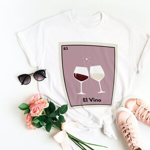Camicia Loteria / El Vino / Vino / Latina / LatinX / Rosa / Vino rosso / Vino bianco / Bingo messicano / Umorismo latino / Gioco di carte messicano