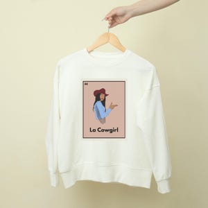 Card Sweatshirt La Cowgirl Loteria | Bingo mexicain | Jeu de cartes hispanique | Loteria moderne | Latines | Fille du Sud | Deux étapes | Oui, haha