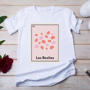 Loteria Shirt | Valentinstagsshirt | Los Besitos | Kuss | Spanisches T-Shirt | Lippenstift | Latina Tshirt | Valentine&#39;s T-Shirt | Love Day Tee | Besos