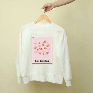 Loteria Pullover | Valentinstag Pullover | Los Besitos | Küsst | Lippenstift | Besos | Mexikanisches Bingo | Latina | LatinX | Humor | Vday