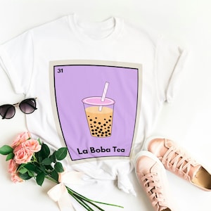 TShirt de Loteria do chá de Boba do La | Camiseta gráfica do cartão de Loteria | Bingo mexicano camiseta de <br> Entrega Rápida? Chá Boba | Humor Hispânico | Cultura | Jogo de cartas mexicano | Bonitinho