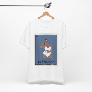 TShirt de Loteria da menina de Thicc do La | Camiseta gráfica do cartão de Loteria | Bingo mexicano camiseta de <br> Entrega Rápida? Curvilíneo | Humor Hispânico | Cultura | Jogo de cartas mexicano | Bonitinho