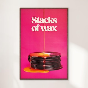 Puede incluir: Un póster rosa con el texto "Stacks of Wax" en letras blancas. Una pila de discos de vinilo está cubierta por un chorro de cera naranja.