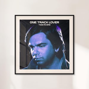 Lámina artística de One Track Lover, póster de Darkplace de Garth Marenghi, regalo para fans de Darkplace, arte mural de comedia retro, regalo divertido para inauguración de la casa.