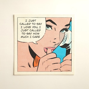 Könnte beinhalten: Ein quadratischer Druck mit einer Illustration im Comic-Stil, die eine Person zeigt, die einen Telefonhörer an ihr Ohr hält. Eine Sprechblase enthält den Text: I JUST CALLED TO SAY I LOVE YOU, I JUST CALLED TO SAY HOW MUCH I CARE.