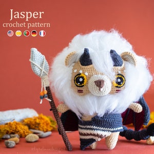 Puede incluir: Patrón de crochet para un juguete de peluche llamado Jasper. El juguete es un león con una melena blanca, pelaje marrón y un disfraz de diablo rojo y negro. Sostiene una lanza marrón con cuentas naranjas y negras.