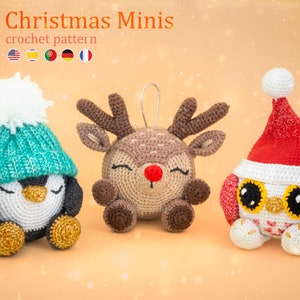 Op de afbeelding: Drie gehaakte kerstversieringen: een pinguïn met een turquoise muts, een rendier met een rode neus en een uil met een rode kerstmanmuts. De versieringen liggen op een lichtbruin oppervlak.