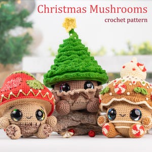 Op de afbeelding: Drie gehaakte kerst-paddenstoel ornamenten. Eén is een groene kerstboom, één is een gingerbread paddenstoel en één is een rood-groene paddenstoel.
