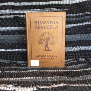 „Pieśń Hiawathy” H.W. Longfellowa, bardzo dobry, ilustrowany tomik poezji z początku XX wieku