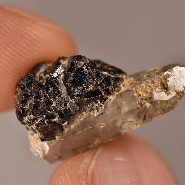 CASITERITA Y TOUMARLINE En Cristal de Cuarzo 2.3cm 5.7g Espécimen Natural de Estaño Australiano