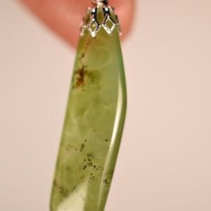 CHRYSOPRASE Anhänger 4.1 cm 3.8g + Cord Naturstein Australian Made