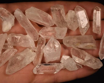 20 cristales de cuarzo transparente de 1 a 3 cm y 77,2 g. Ejemplares naturales.