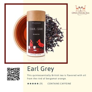 以下が含まれることがあります： 赤い鳥のイラストと「OPEN DOOR TEA EARL GRAY BLACK TEA 2 Ounces (57g) Loose Tea」の文字が書かれた茶色の紙筒。筒の中には、ルーズリーフの伯爵グレーの茶葉が入っています。このお茶は、紅茶とベルガモットオレンジのブレンドです。お茶は5つ星で、(9)の評価を受けています。「CONTAINS CAFFEINE」の文字も見えます。