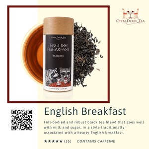 以下が含まれることがあります： 「OPEN DOOR TEA ENGLISH BREAKFAST BLACK TEA」と書いてある茶色の紙筒で、2匹のアライグマの漫画が描かれています。筒の中には、茶葉のブラックティーが入っています。画像には、茶葉のブラックティーの山と、淹れたお茶のカップも写っています。画像の下には大きな文字で「English Breakfast」と書かれています。タイトルの下には、「Full-bodied and robust black tea blend that goes well with milk and sugar, in a style traditionally associated with a hearty English breakfast.」と書かれています。説明の下には、「★★★★★ (35) CONTAINS CAFFEINE」と書かれています。