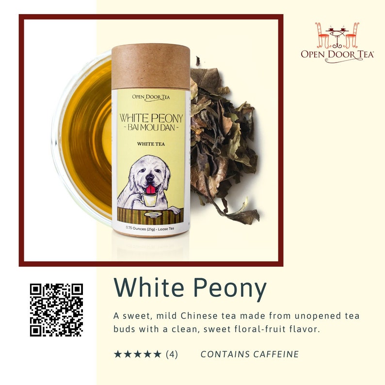 以下が含まれることがあります： 白いラベルに「OPEN DOOR TEA」と「WHITE PEONY - BAI MOU DAN - WHITE TEA」と書かれた茶色の紙筒。ラベルには、お茶の入ったカップを持った漫画の犬も描かれている。筒は白い表面に置かれ、その周りに白い茶葉が散らばっている。このお茶は、開いていない茶葉から作られた、甘く、まろやかな中国茶で、クリーンで甘い花の香りがする。テキストには「CONTAINS CAFFEINE」と表示され、5つ星の評価と（4）件のレビューがある。