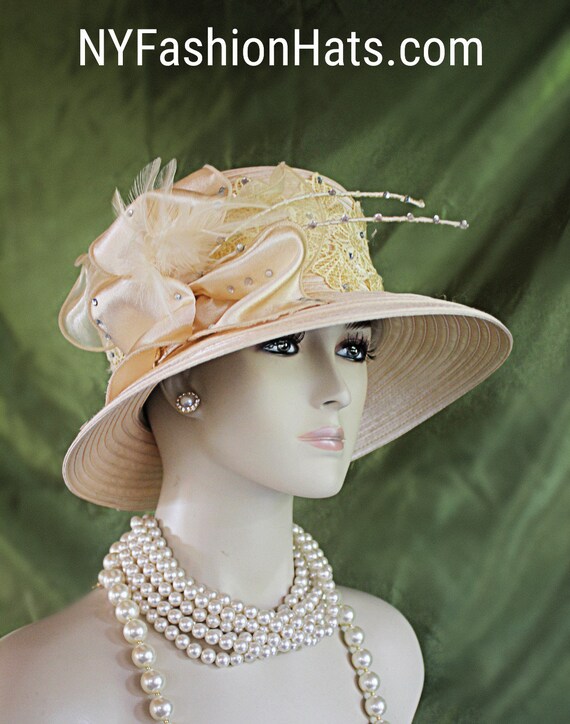 Women display picture 1