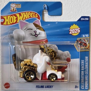 Puede incluir: Un coche de juguete Hot Wheels, "Feline Lucky", con un diseño de gato blanco y detalles dorados. El embalaje incluye el logotipo de Hot Wheels, el año 2025 y la serie Celebration Racers. El coche se presenta en una funda de plástico transparente.