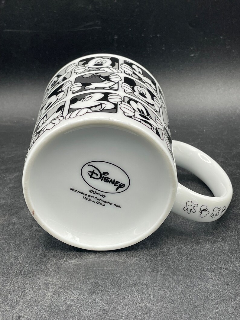 Pu&ograve; includere: Tazza in ceramica bianca con un design in bianco e nero di volti di Topolino. La tazza ha un manico nero e dice "Disney" sul fondo. Adatta per microonde e lavastoviglie. Prodotto in Cina.