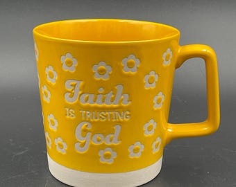 10 Strawberry Street Vintage Faith Is Trusting God Coffee/Tea Mug