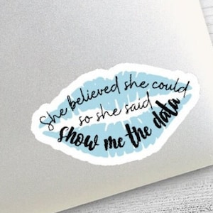 Könnte beinhalten: Ein blauer, lippenförmiger Aufkleber mit dem Text "She believed she could so she said show me the data".