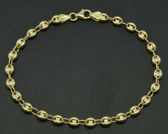 Könnte beinhalten: Ein goldfarbenes Kettenarmband mit einem Ankerketten-Design. Das Armband ist aus Metall und hat eine polierte Oberfläche.