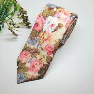 Blühende Rosen Floral Skinny Krawatte