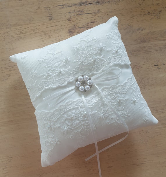 Page boy hotsell ring pillow