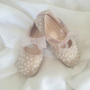 Jemimah Chaussures fille d'honneur perlées, chaussures plates, chaussures bébé, chaussures fille, chaussures de mariage de fille d'honneur en stock image 5