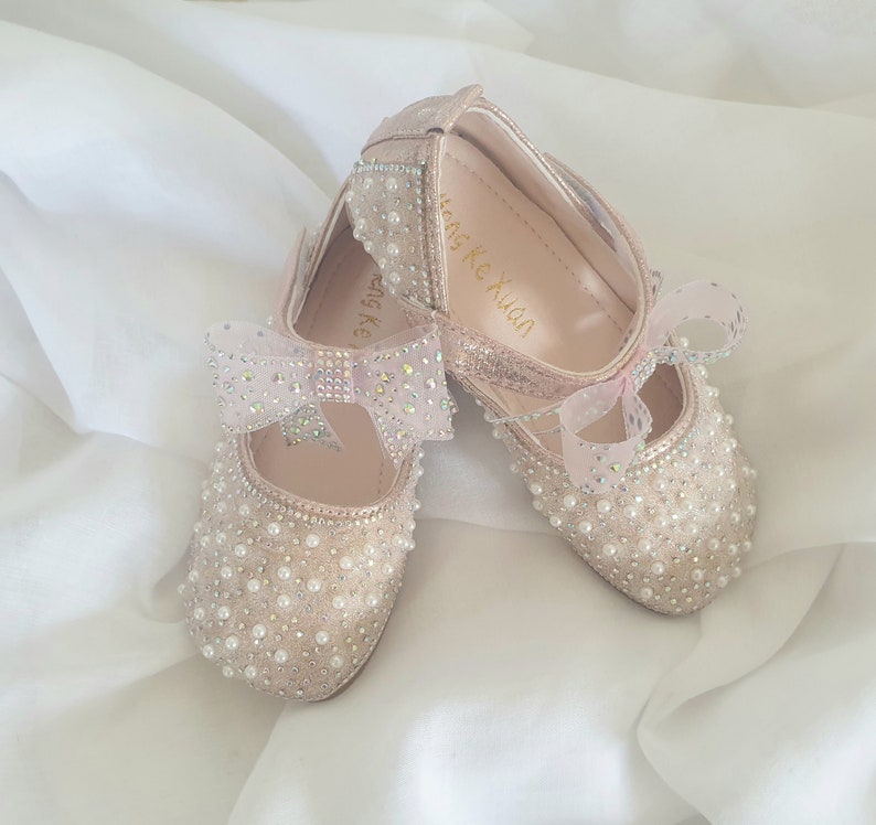 Jemimah Chaussures fille d'honneur perlées, chaussures plates, chaussures bébé, chaussures fille, chaussures de mariage de fille d'honneur en stock image 5