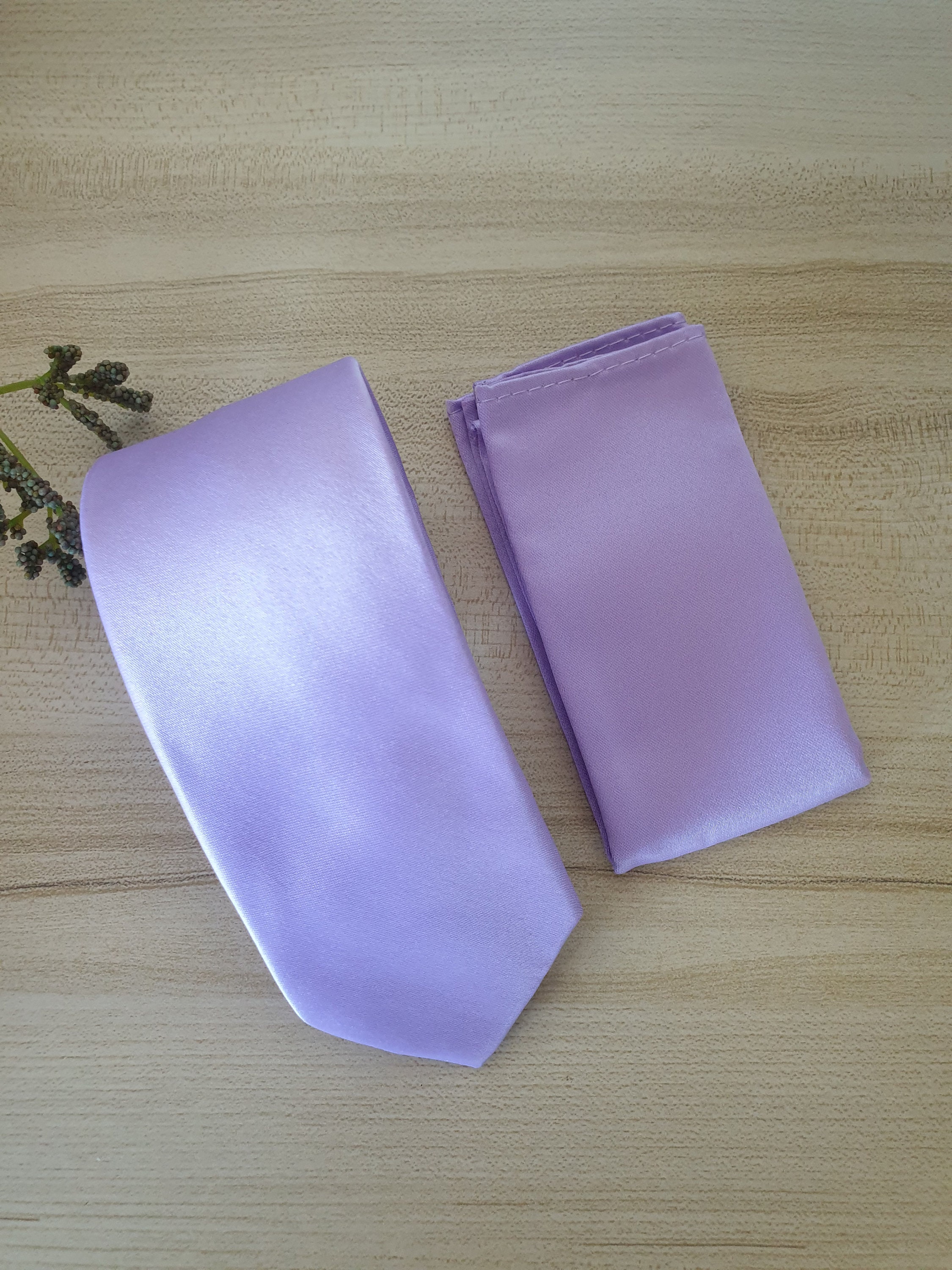 Pochette Uomo Da Polso Cravatta Uomo Viola A Pois In Seta, Con Pochette Uomo Da Polso Cravatta Uomo Viola A Pois In Seta, Con