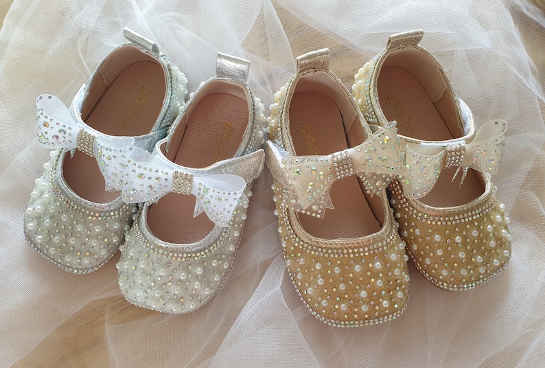 Jemimah Chaussures fille d'honneur perlées, chaussures plates, chaussures bébé, chaussures fille, chaussures de mariage de fille d'honneur en stock image 1