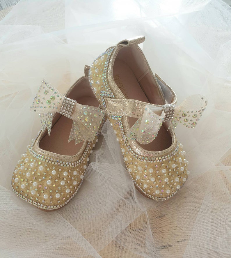 Jemimah Chaussures fille d'honneur perlées, chaussures plates, chaussures bébé, chaussures fille, chaussures de mariage de fille d'honneur en stock Gold