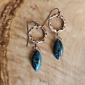 Chrysocolla-örhängen, kopparcirkelörhängen, markisörhängen, elementära organiska örhängen, hängen i natursten