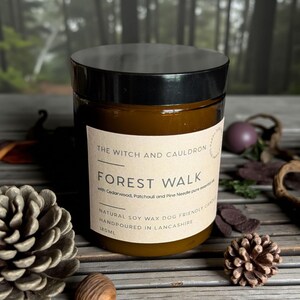 Bougie Forest Walk : bois de cèdre, patchouli et pin, cire de soja adaptée aux chiens