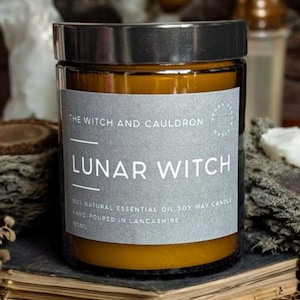 Può includere: Un barattolo di vetro marrone per candele con un coperchio argentato. L'etichetta riporta "The Witch and Cauldron" e "Lunar Witch". La candela è 100% cera di soia naturale con olio essenziale e realizzata a mano nel Lancashire.