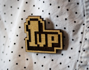 Pixel 1Up Kirby Holz Pin: Handgefärbtes Gamer Geschenk