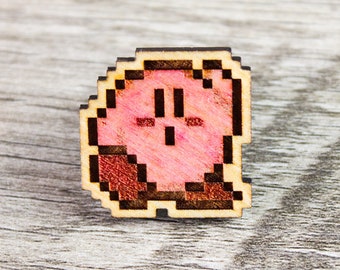 Pixel Kirby Wood Pin: Handgefärbtes Nintendo Spiel Logo