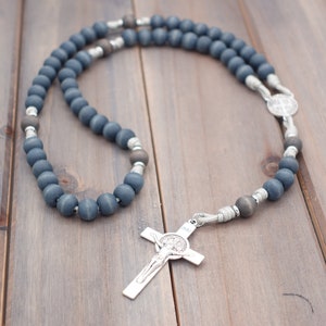 Ave Maria katholischer Rosenkranz mit Exklusiven Holzperlen, Silberkruzifix, St. Benedikt-Medaille | Runenholz Rosenkranz Co. | Katholisches Geschenk | Mittelalterlich