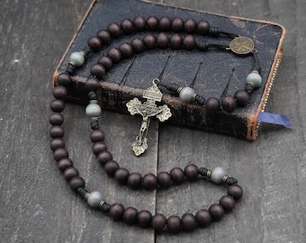 Katholieke Woodsong-rozenkrans met exclusieve houten kralen, bronzen kruisbeeld, Sint-Benedictusmedaille | Runewood Rosary Co. | Katholiek huwelijkscadeau