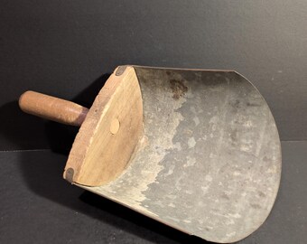 Primitive Feed Scoop