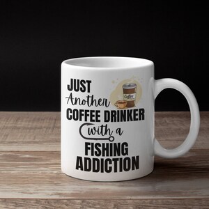 Perfecte viscadeaus, gewoon weer een koffiedrinker met een visverslaving - koffiemok - 11 oz wit