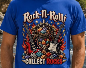 Op de afbeelding: Een koningsblauw t-shirt met een grafische print met de tekst "Rock-N-Roll" en "COLLECT ROCKS". Het ontwerp bevat twee elektrische gitaren, een rode en een zwarte, die een zak vol gekleurde stenen flankeren, omringd door oranje vlammen.