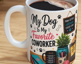 Op de afbeelding: Een witte keramische mok gevuld met zwarte koffie, voorzien van een grafische print met de tekst My Dog Is My Favorite COWORKER. Het ontwerp bevat een klein krijtbordje met PAW-SITIVE attitude EVERY DAY, een plant in pot en een zwarte mok.
