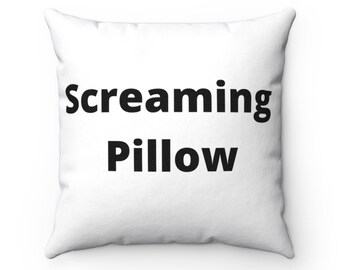 Puede incluir: Almohada cuadrada blanca con texto negro que dice "Screaming Pillow".